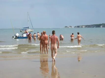 Index of /galleries/nudists_and_nude/nudists_group_on_beach 