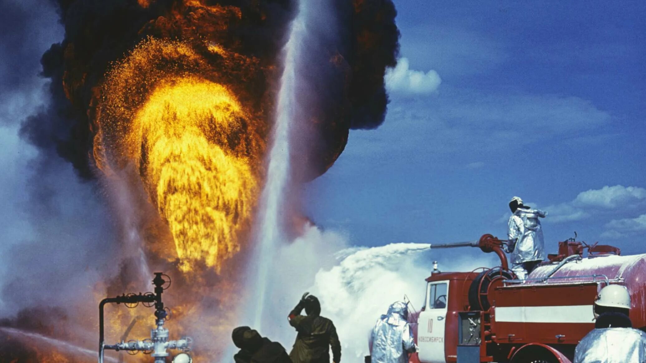 Тушение газовых и нефтяных пожаров. Тушение пожара. тушение нефтяной скважины. пожарная охрана.