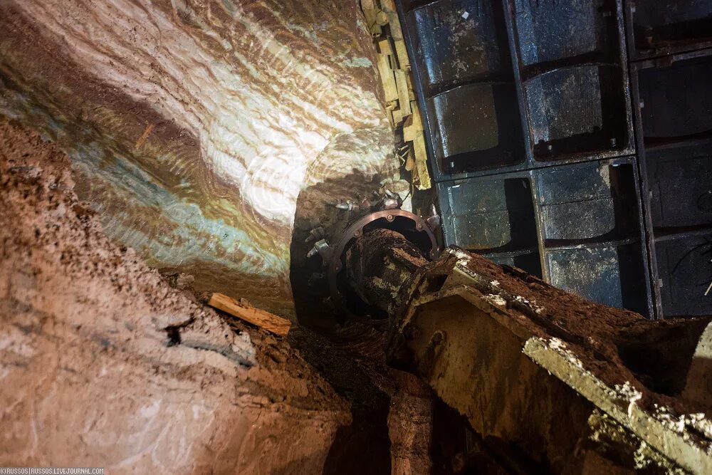 Проходка тоннелей в 80 годах. Блокоукладчик метро. Гермодвери в московском метро. Сбойка горная выработка. Шахта забой проходка.