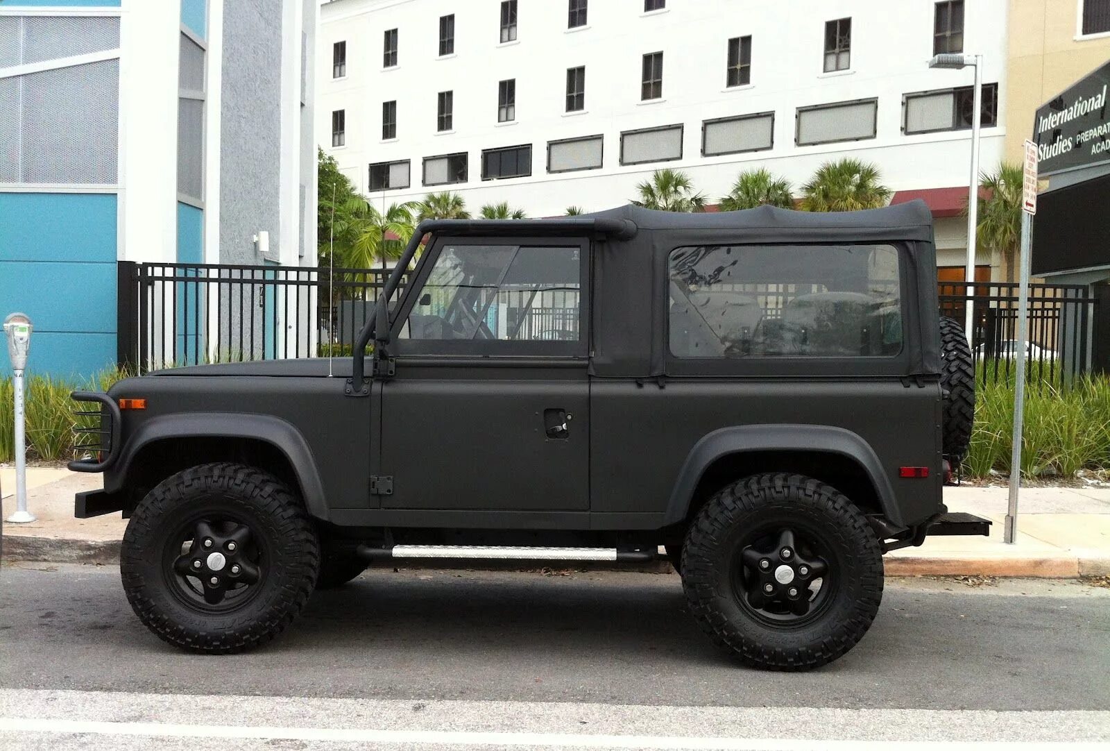 Ленд Ровер Дефендер черный. Land Rover Defender черный. Ландровер Дефендер матовый. ЛР Дефендер 90.