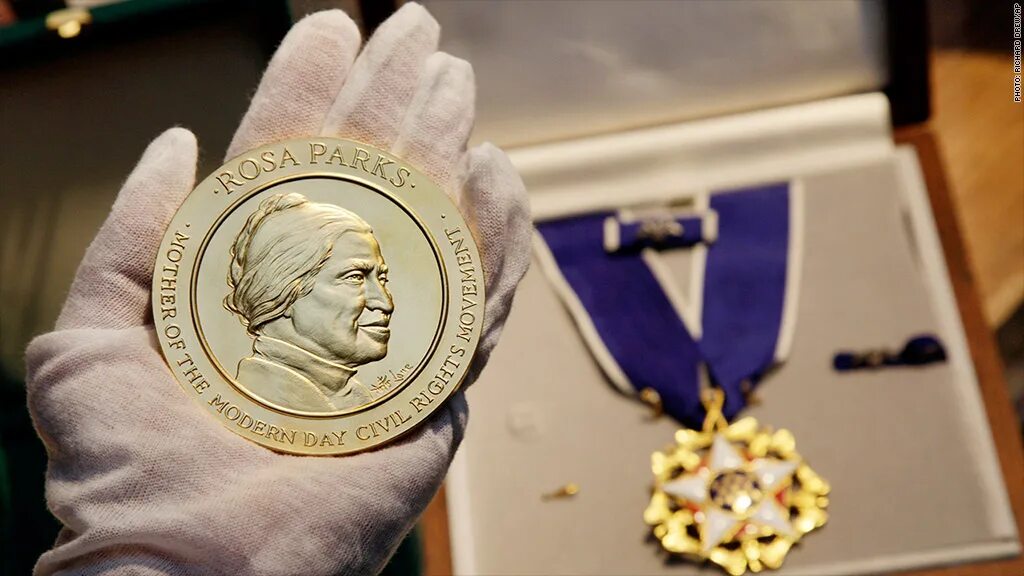 Награды сдавали. Золотая медаль конгресса США. Spingarn Medal. Президентская медаль свободы. Золотая медаль 1979.