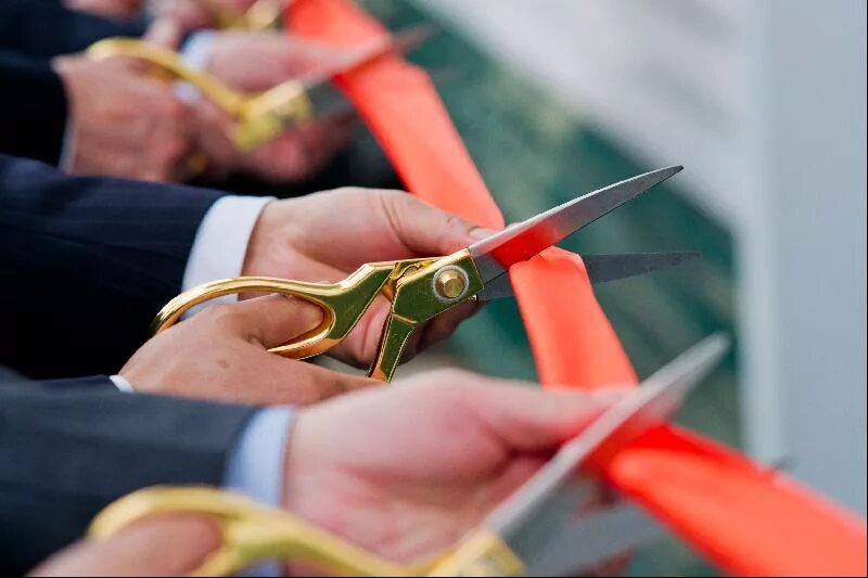 открыть ленточку. открыть ленточку. торжественное открытие. перерезание ленточки. перерезание красной ленты.