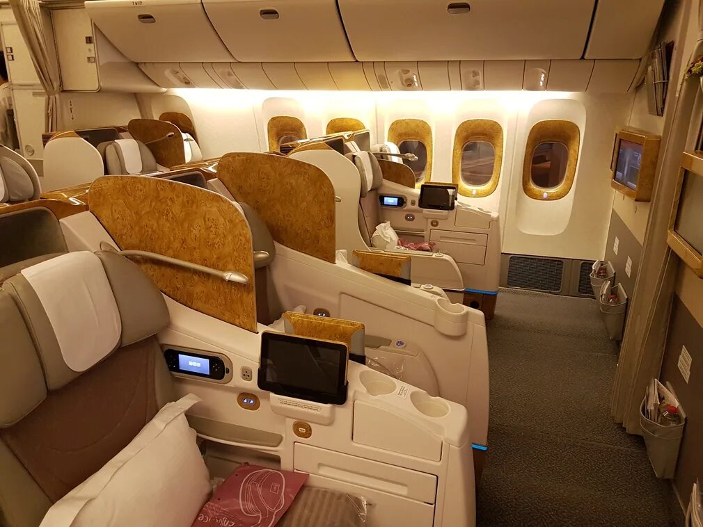 Emirates Boeing 777 Business class. Боинг 777 Эмирейтс салон. Boeing 777-300er Emirates Business class. Эмирейтс 777-300er салон.