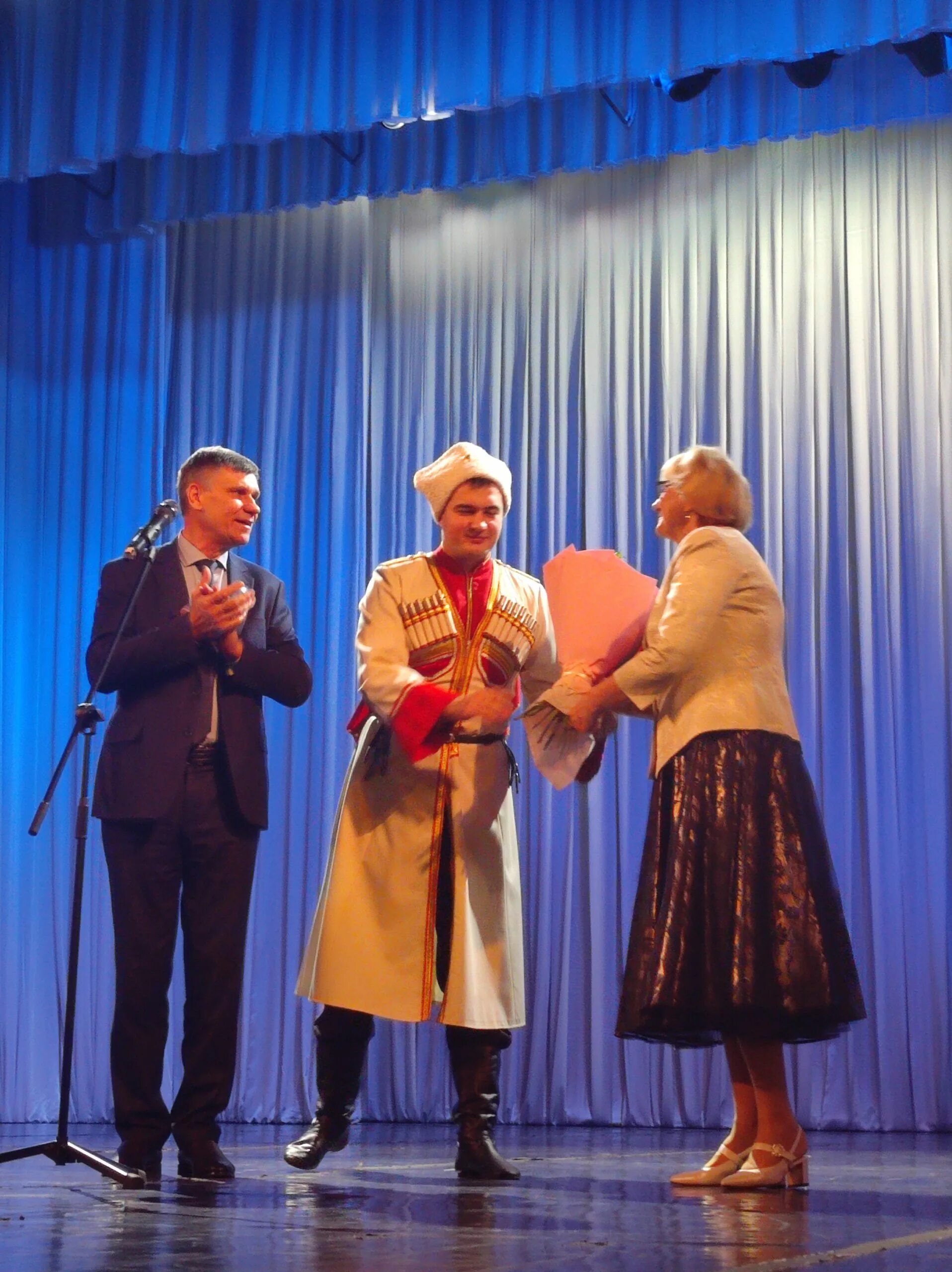 Союз писателей кубани. Союз писателей кубани. Кубанский писатель иван дроздов. Союз писателей кубани. Юбилей кубани.