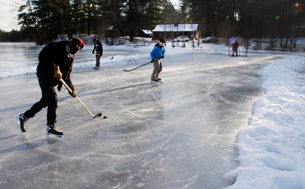 Играть хоккей на льду. Катание на коньках. Хоккей на озере. Каток на озере. Каток на улице.