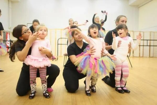 Танец помогаем маме. Хореография для детей с ограниченными возможностями. Танцевально-двигательная терапия для детей. Танцы для детей с ОВЗ. Танцевальная терапия для детей с ОВЗ.