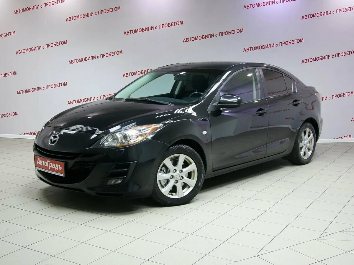 Мазда 3 в автосалоне. Мазда 3 универсал 2010. Мазда -3 2010 автосалон Plaza. Mazda 3 с пробегом.