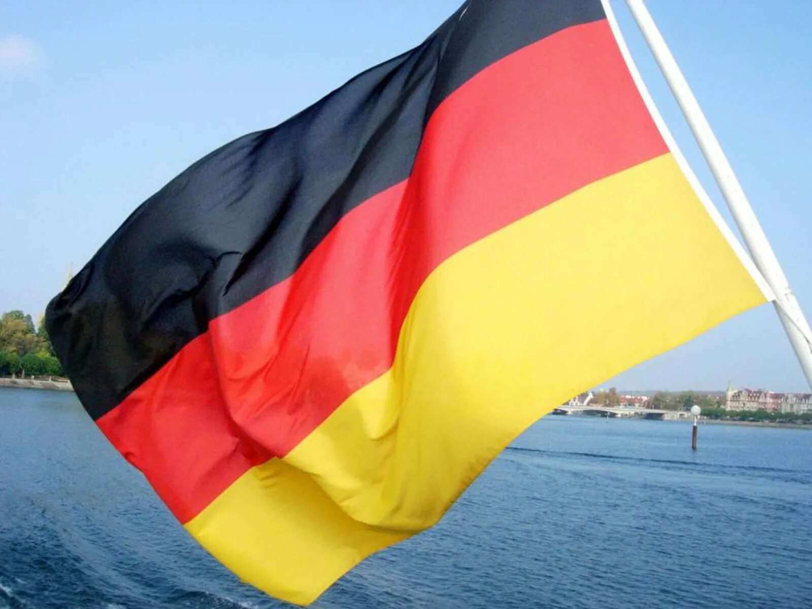 Бывший флаг германии. Флаг ФРГ. Germaniya флаг. Флаг Германии фото.