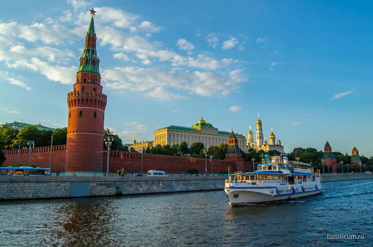 Реки Москвы. Теплоходная экскурсия по Москве реке. Москва река в Москве. Речные прогулки по Москве.