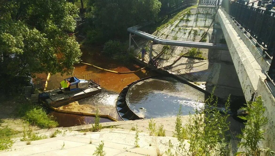 Вдали на крутом известковом. Разлив нефтепродуктов в Химках 25 июня. Бутаковский залив Химки. Химки водохранилище. Разлив нефти в Химкинском водохранилище.