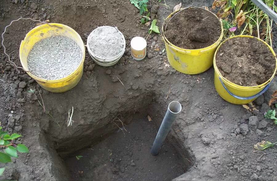 Что положить в лунку при посадке винограда. Посадочная яма для винограда. подготовка посадочной ямы. подготовка почвы для посадки виноградника. яма для посадки.