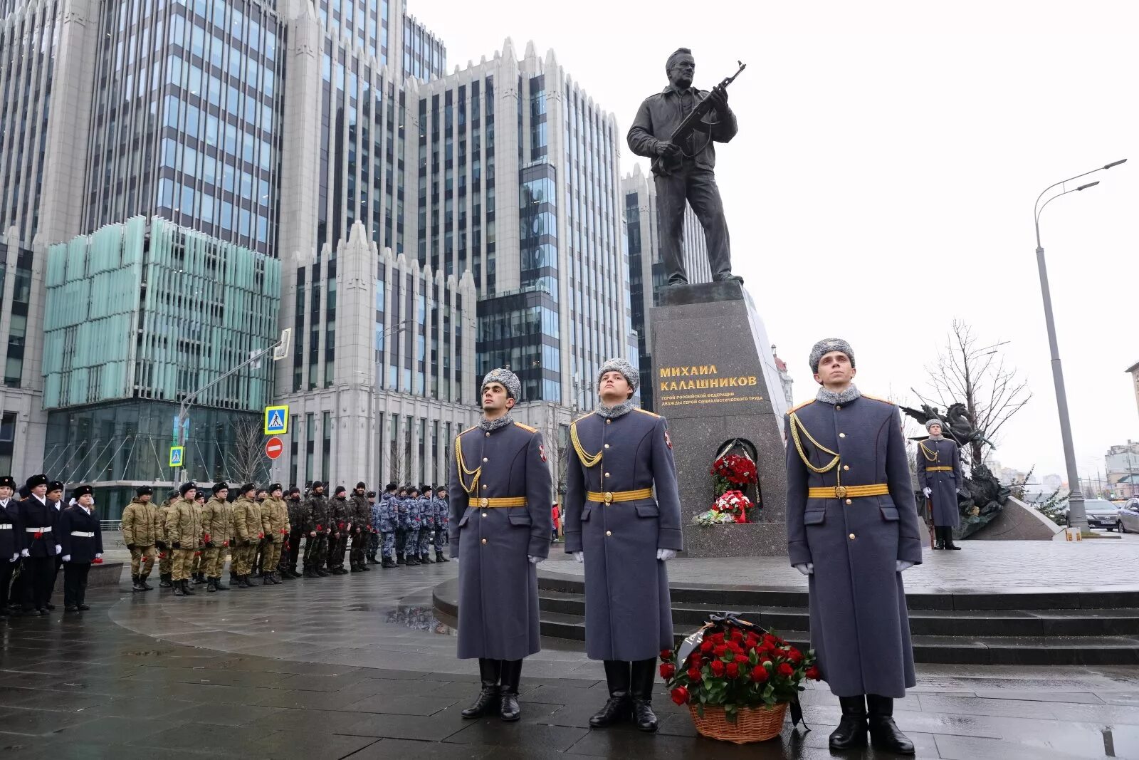 Глава военно исторического общества. РВИО памятник Калашникову. Фото Калашникова Михаила Тимофеевича в Москве.