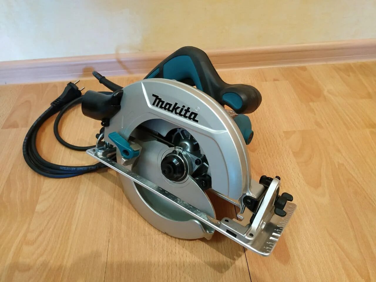 Пила дисковая makita hs7601