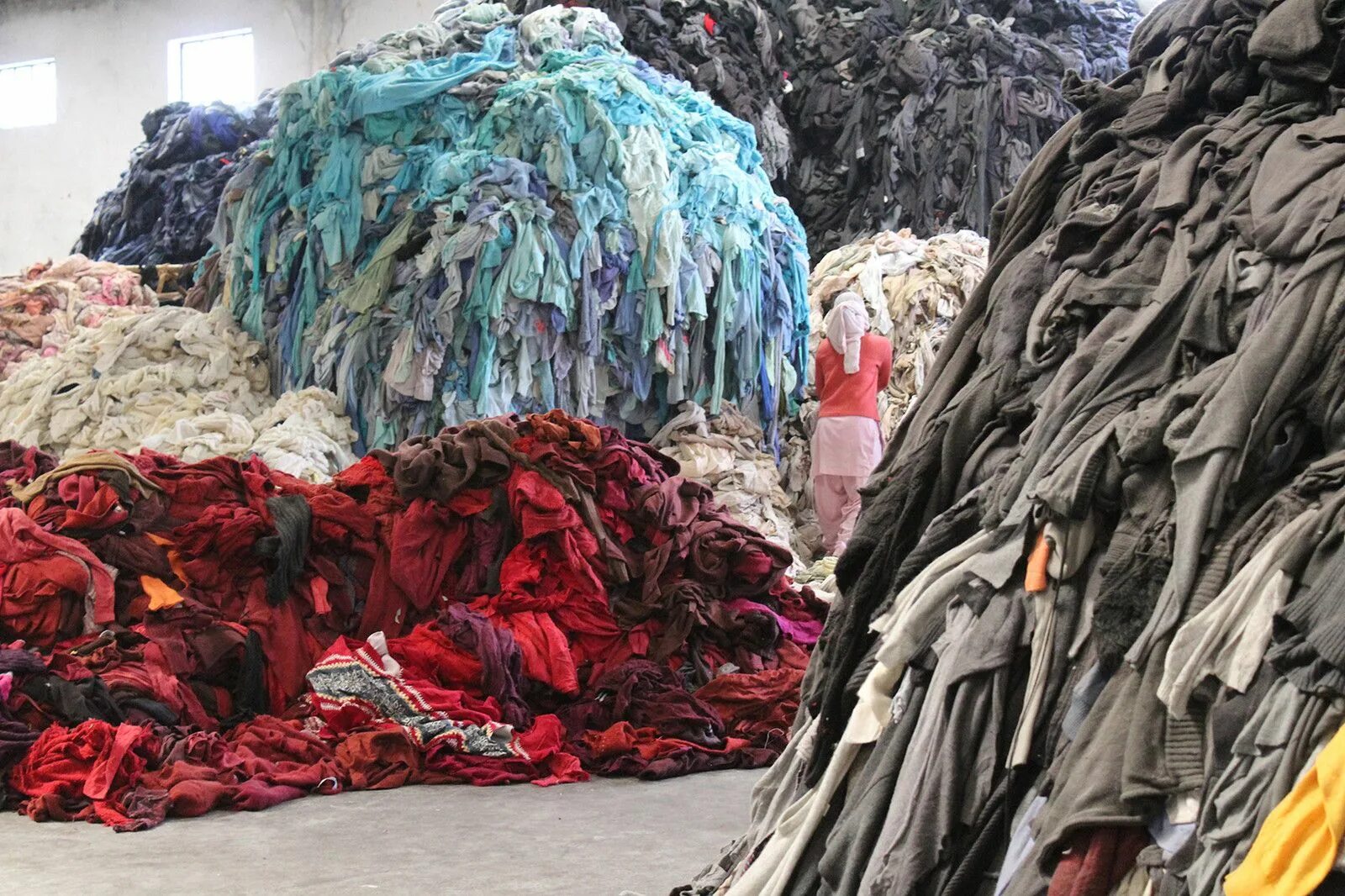 Тканевые отходы. Текстильные отходы. Свалка одежды. Текстиль отходы. Вещи на мусорках