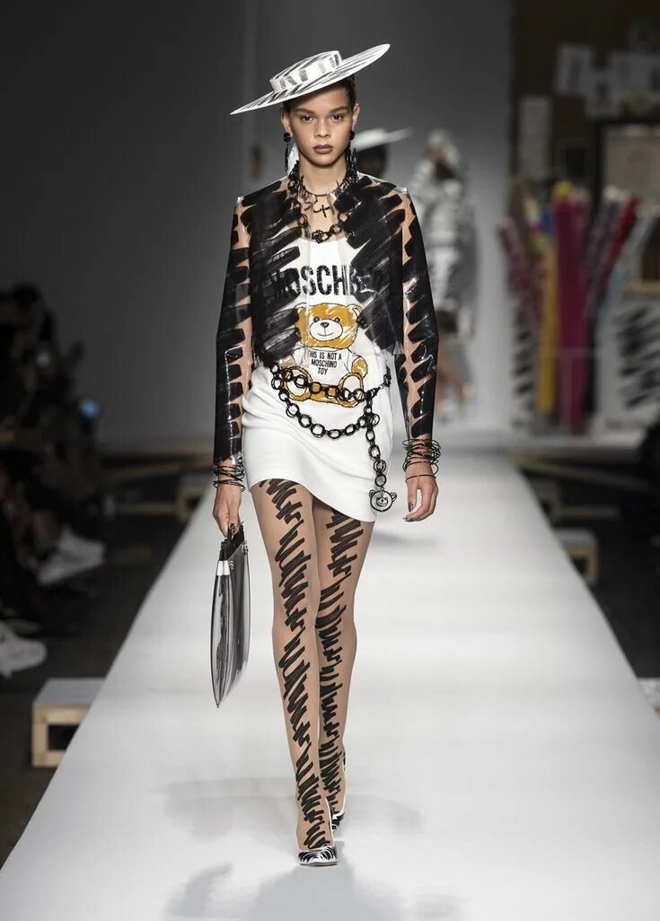 Moschino Fashion 2019. Франко Москино одежда. Линии в одежде. Moschino женские.