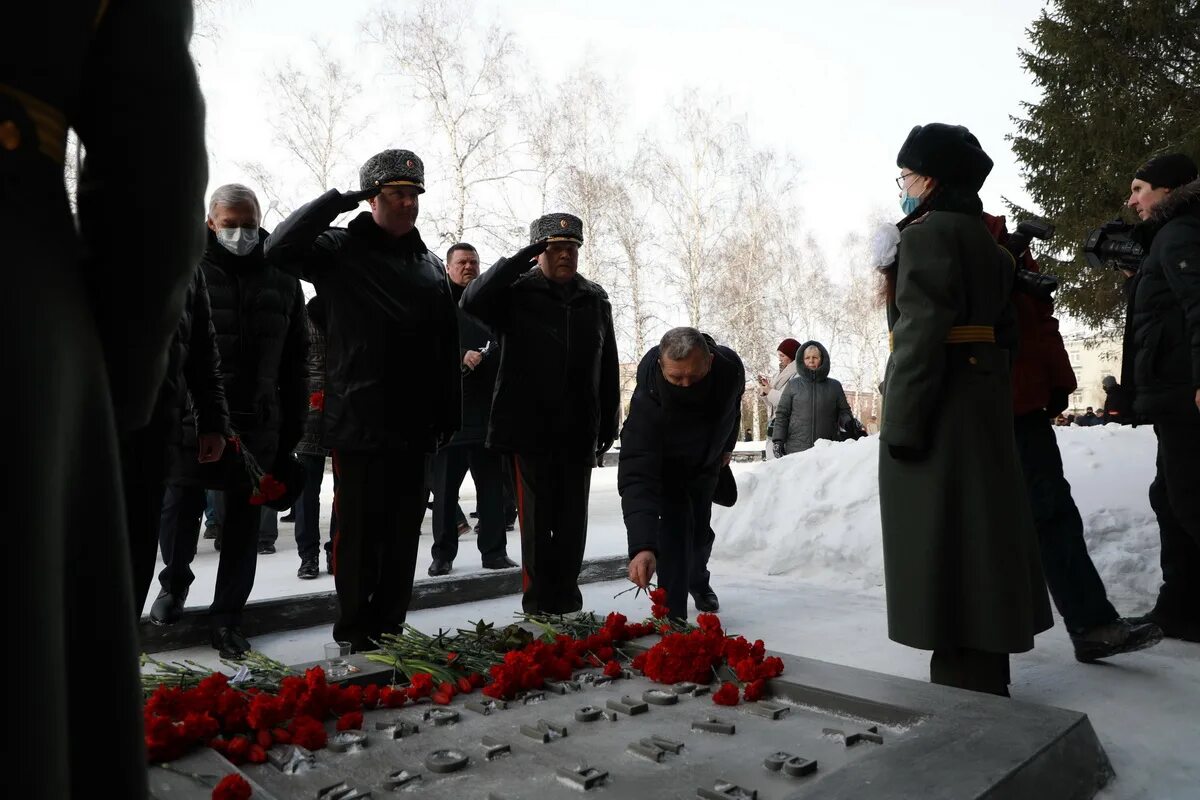 Памяти воинов погибших в локальных конфликтах. Возложение цветом монумент славы Новосибирск. Возлагают цветы к обелиску. Возложение цветов посвященный выводу войск из Афганистана. Возложение цветом монумент славы Новосибирск зимой.