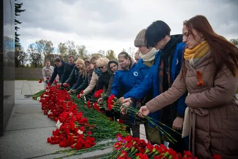 Акция на пискаревском кладбище