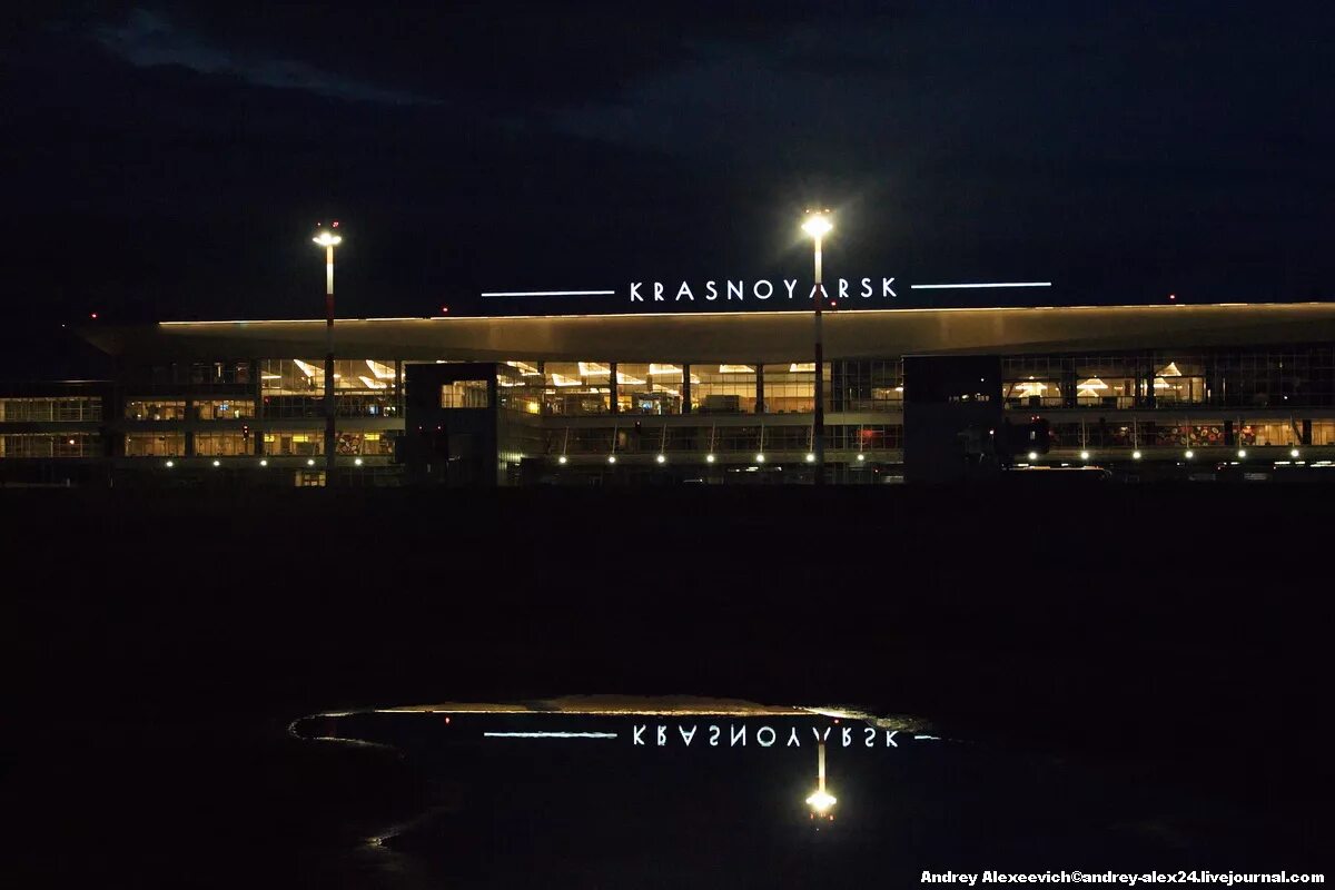 Работают ли аэропорты ночью. Беслан аэропорт Владикавказ ночью. Ночной аэропорт Владикавказ. Аэропорт Хабаровск ночью. Ночной аэропорт Красноярск.
