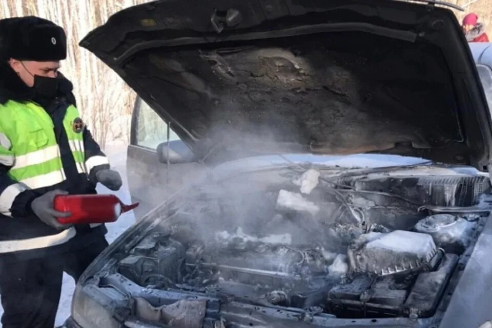 Загорелась под капотом. ДПС В Новосибирской области сгорела машина. Загорелась под капотом машина. ДТП В Новосибирской области Мошковский район 2017 год. Авария в Мошковском районе сегодня на трассе р 255.