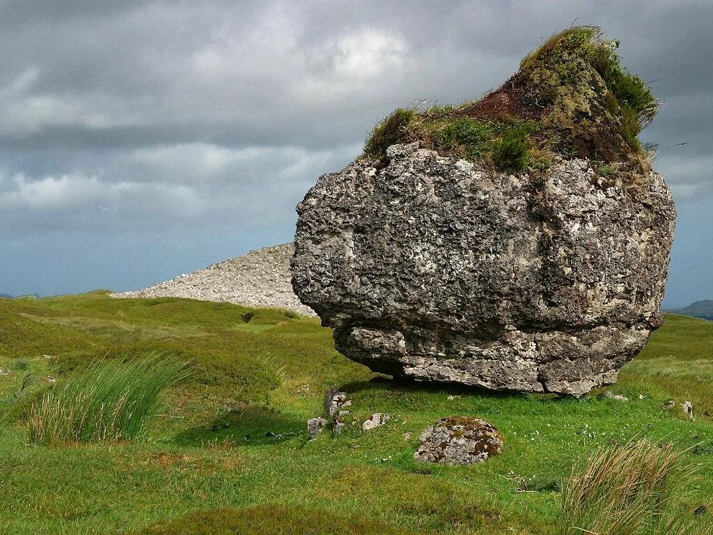 Stone huge. Камень Фаль Ирландия. Камень валун большой. Большой камень скала. Скалы камни валуны.