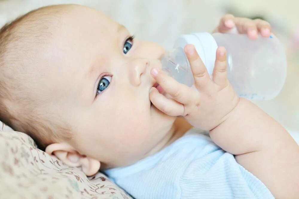 5 месяцев в воде. Новорожденный в воде. вода для новорожденных. грудной ребенок в воде. допаивание ребенка водой.