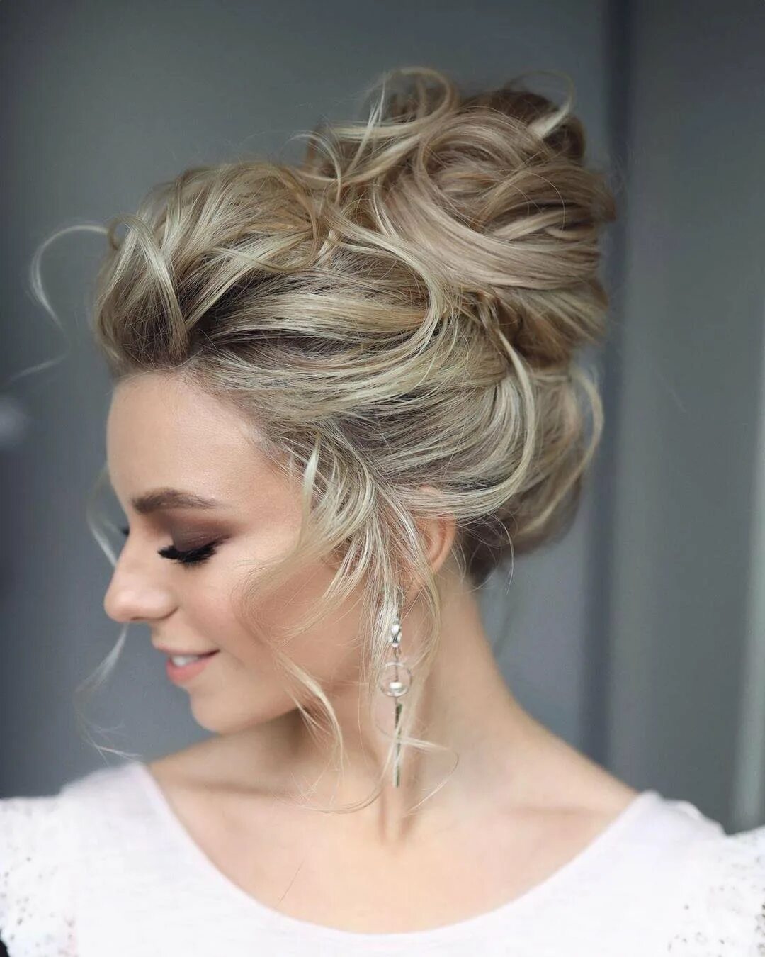 пучок элисон рэй. прическа пучок. прическа пучок на редких волосах. причёска пучок на средние волосы. укладка на средние волосы пучок.