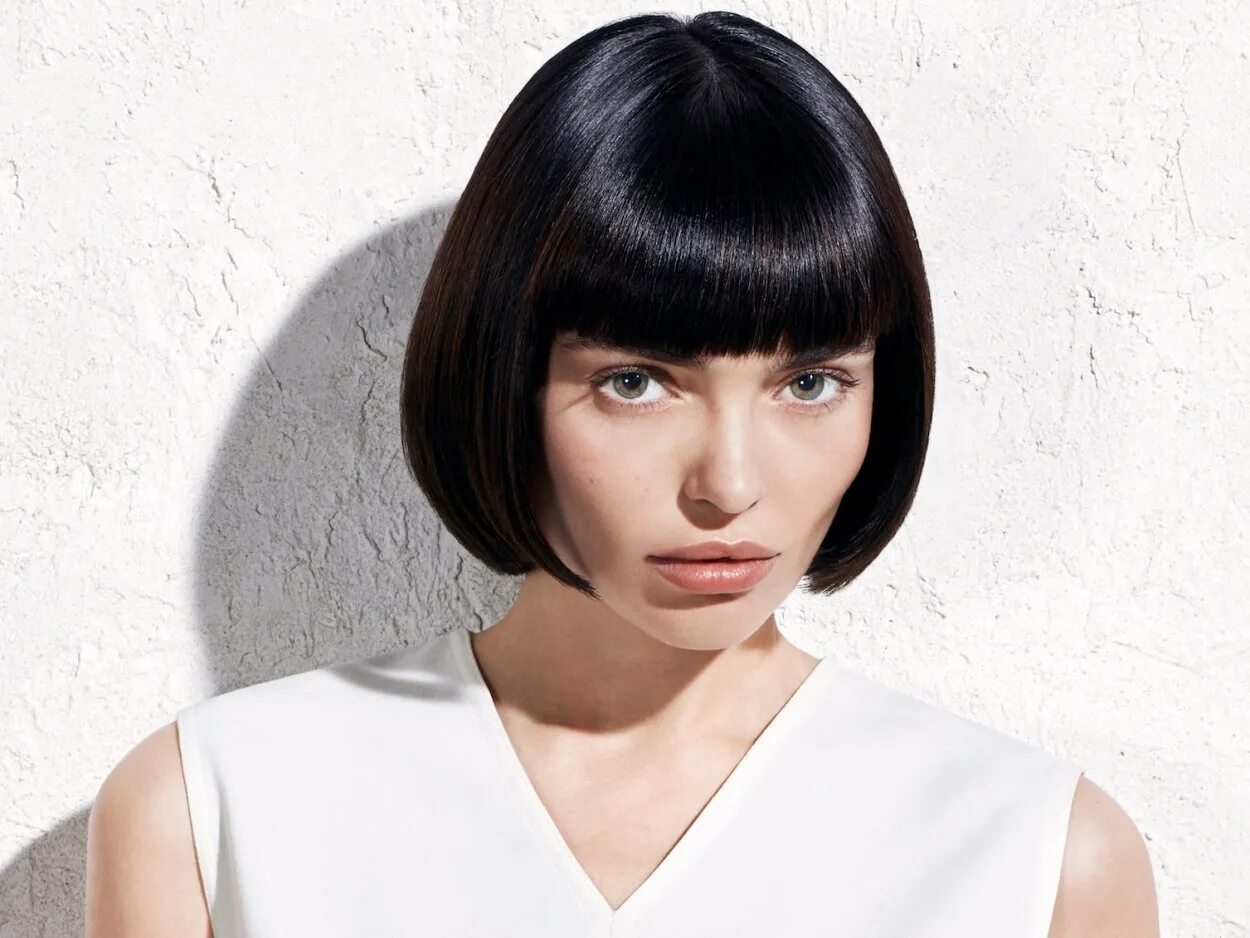 Короткая стрижка с прямой челкой женская. Стрижка каре асимметрия боб боб. Текстурированный боб стрижка. Кристина агилера блондинка с короткими волосами. Стрижка каре рита ора.