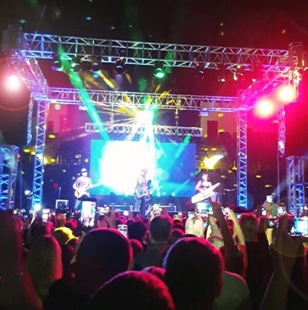 Концертный зал. Дискотека. Концерт дискотека 80-х. Дискотеки концерт видео. «дискотека 80-х» авторадио ведущие.