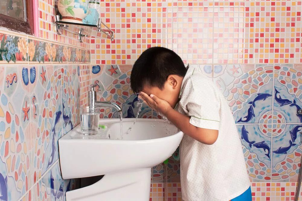 Washing in Bathroom boy. Wash face Kids. Washing face child. Wash face children's picture. Boys washing