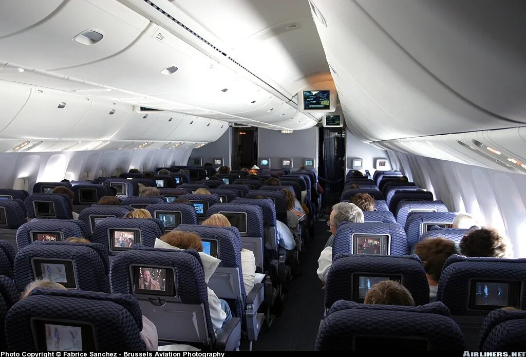 Пассажир боинга. Boeing 767-400 салон. самолет боинг 767 салон. боинг 767 борт салон. boeing 767 пассажирские самолёты сидений.