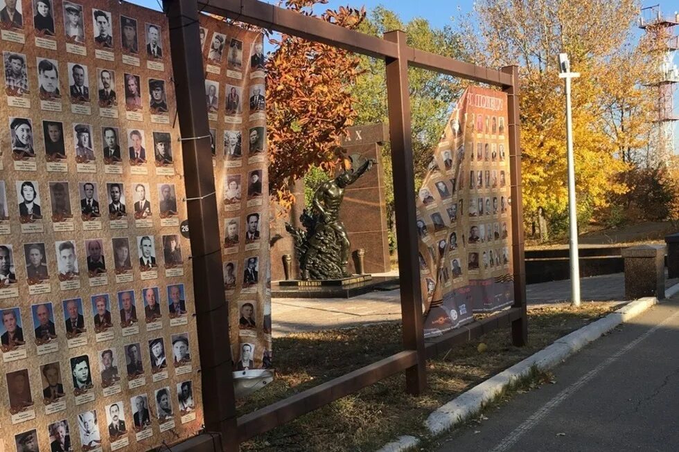 Стена памяти видео. Стена памяти. Стена памяти в детском саду. Стена памяти в сквере. Стена памяти Карталы.