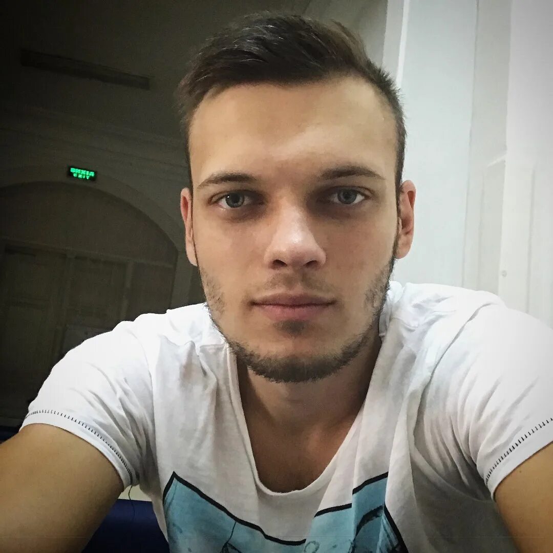 э0селфи обычных парней. селфи мужчины. красивые парни 18 лет. лицо мужика дома. сергей фомин саратов.