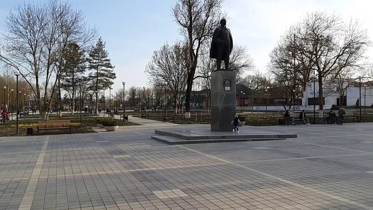 Кр абинск. Абинск центральный сквер. центральный сквер в г абинске краснодарский край. центр парк абинск. абинск центральный парк.