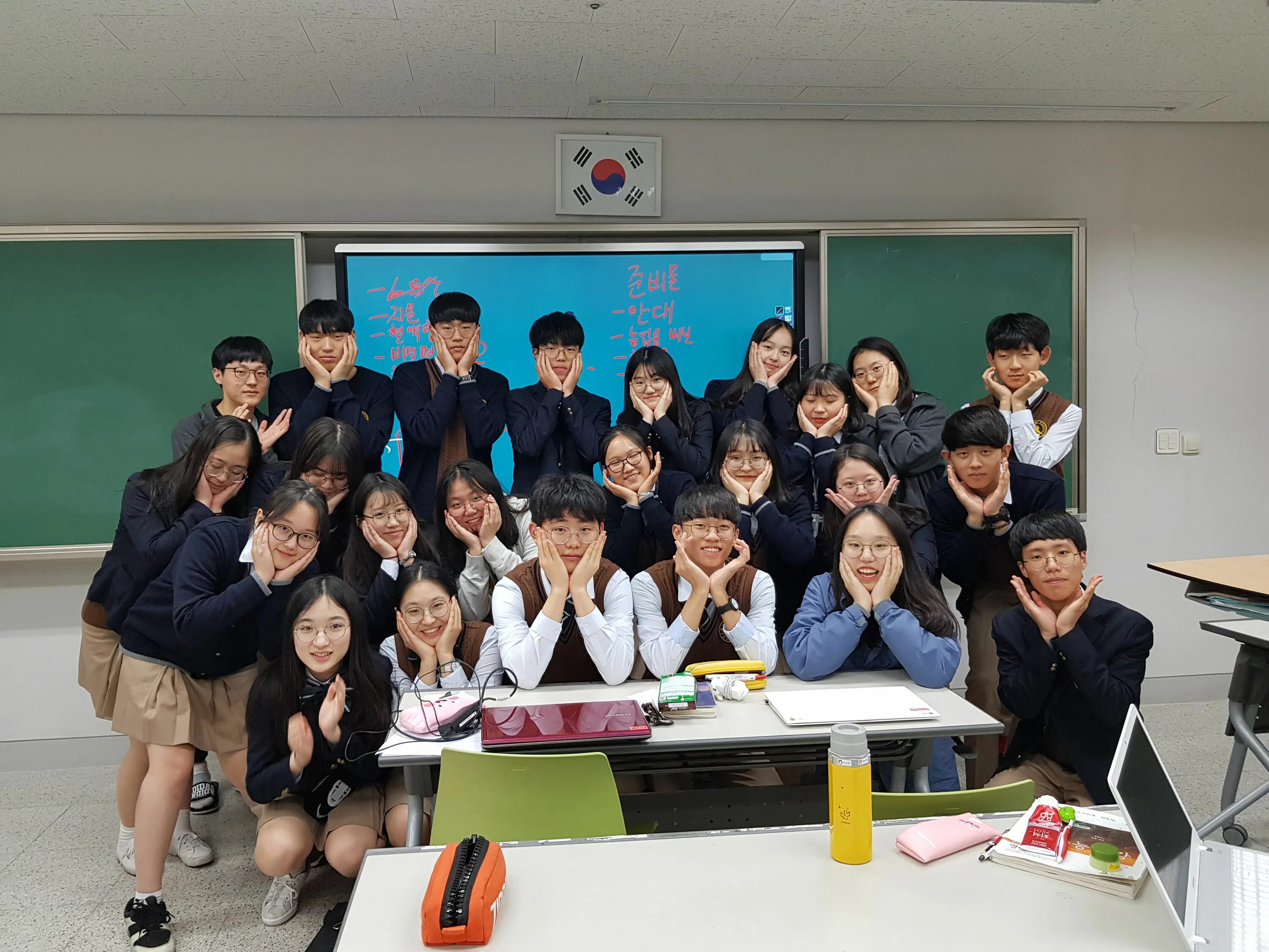 Школы Южной Кореи старшая школа. Старшая школа в Южной Корее. Средняя школа в Южной Корее. Ученики в Корее. Корейская старшая школа
