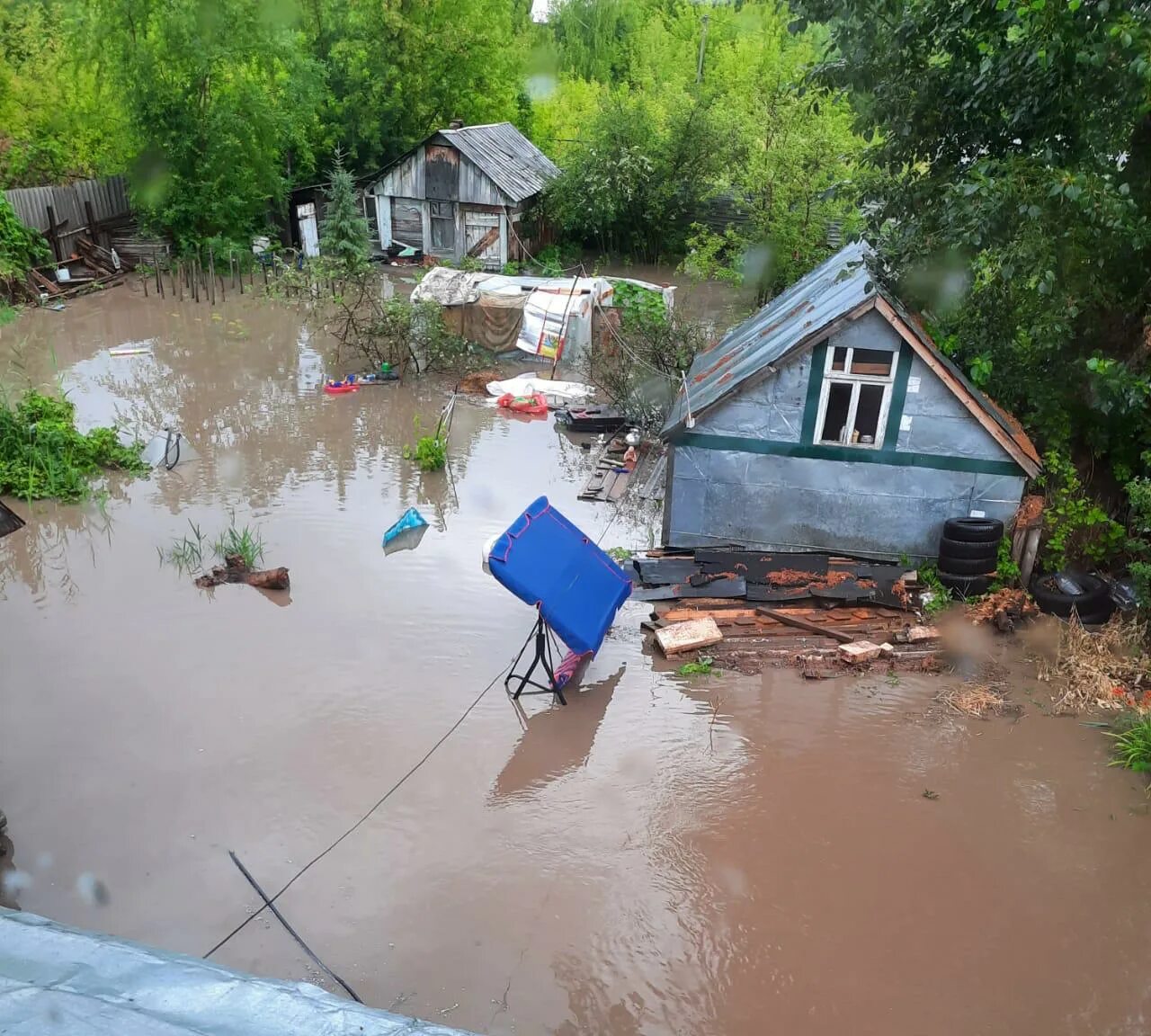 Где сейчас наводнения в россии. Казань наводнение 2021. Наводнения в России. Наводнение в доме. Дом затапливает.
