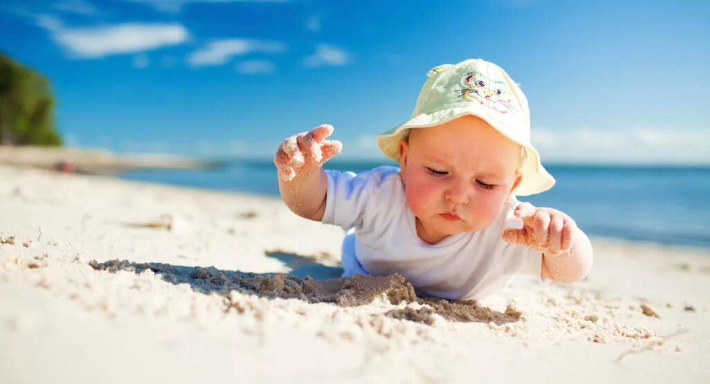 Малыш на пляже. Солнечные ванны для детей. Дети песок море. Маленькие дети на море.