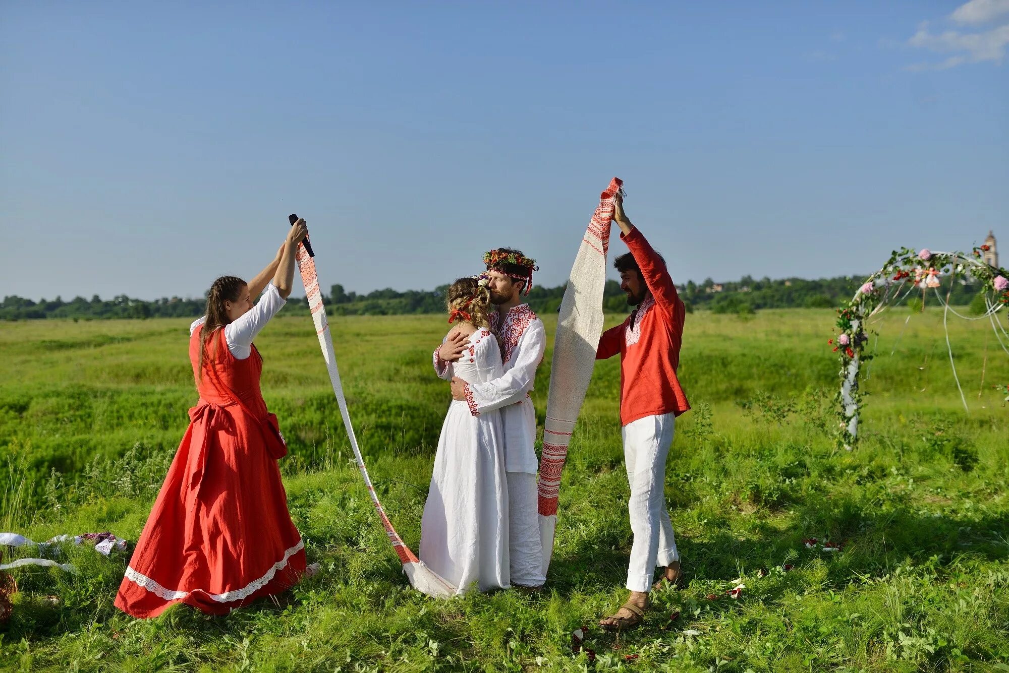 свадьба в славянском стиле. свадебный образ невесты в русском стиле. старославянская свадьба. древние свадебные костюмы. славянский свадебный обряд.