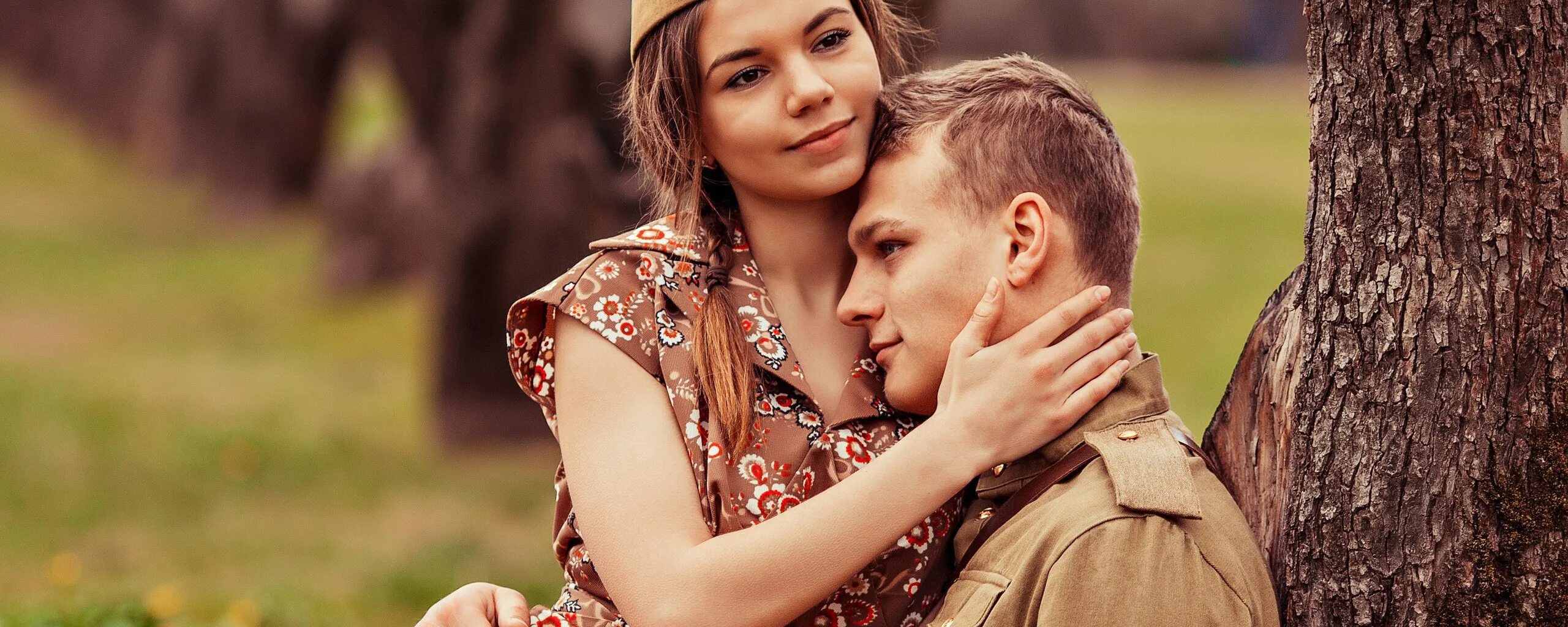 6 мая мужчина. Девушка солдат. Девушка солдата картинки. День Победы молодые люди. Солдат с женой на природе.