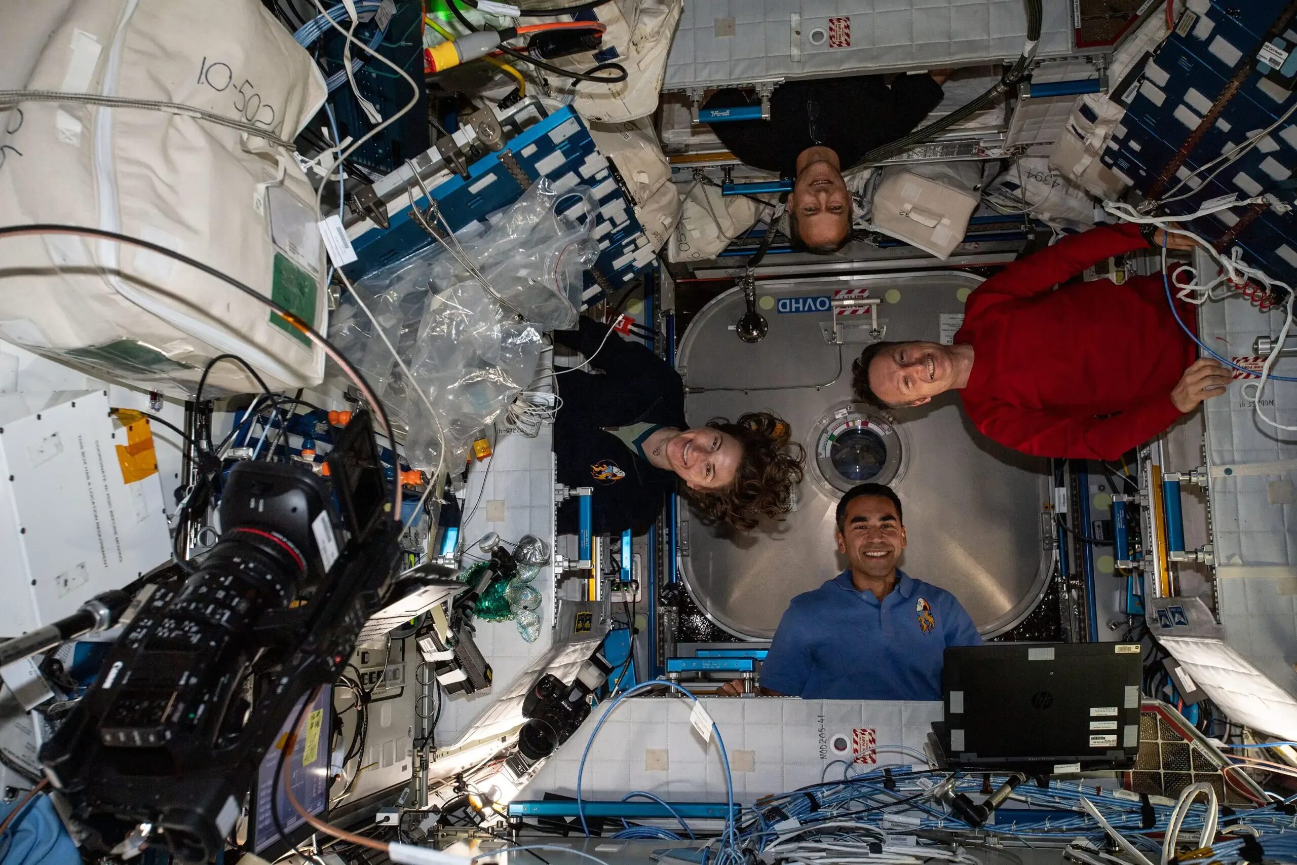 Какая космическая станция сейчас работает в космосе. Кейла Бэррон на МКС. Спейс егенси МКС. Опыты с растениями на МКС (Международная Космическая станция). МКС-70 НАСА.