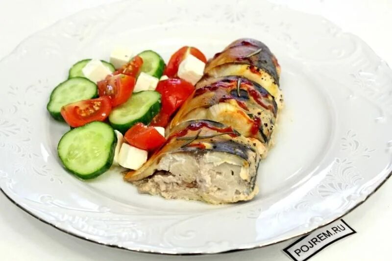 Скумбрия в духовке кухня наизнанку. Скумбрия в духовке. овощной салат к запеченной скумбрии. скумбрия запеченная с салатом. скумбрия в духовке в фольге с овощами.