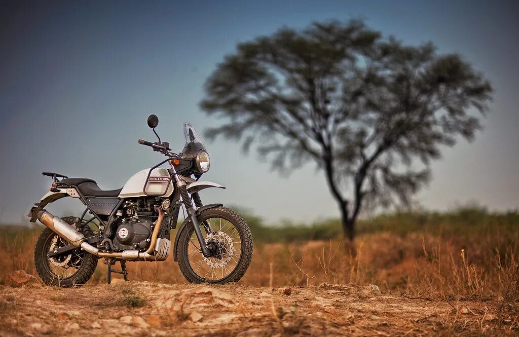 Роял гималаи. Royal Enfield Himalayan. Royal Enfield Himalayan 750. Royal Enfield Himalayan обои. Himalayan мотоцикл 750.