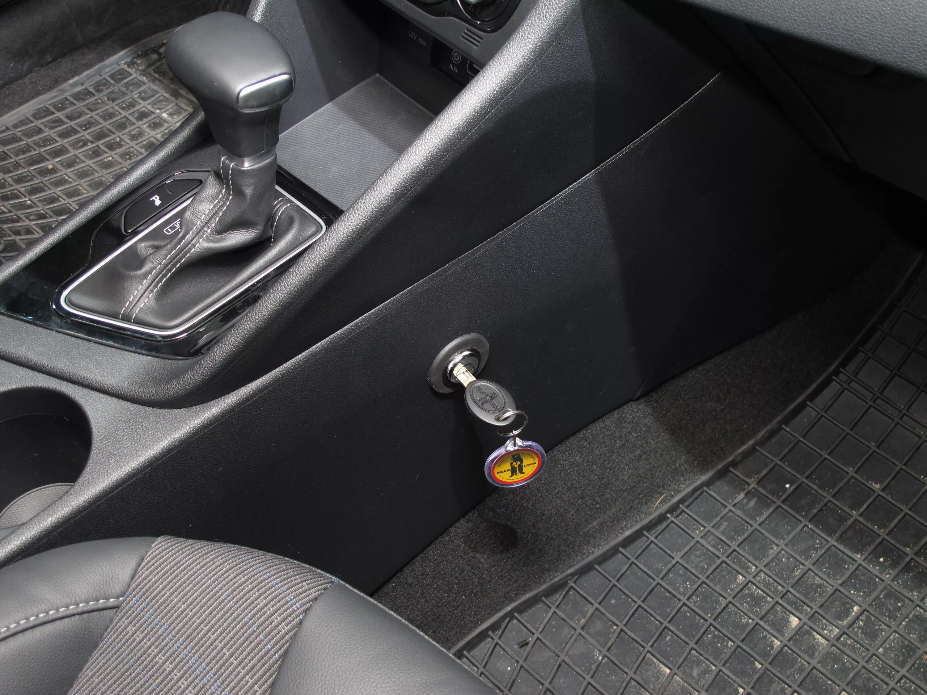 Замок мкпп. Bear lock штырь на прадо 120. блокиратор акпп kia sportage. bear lock замок кпп штыревой. блокиратор кпп рапид 2018.