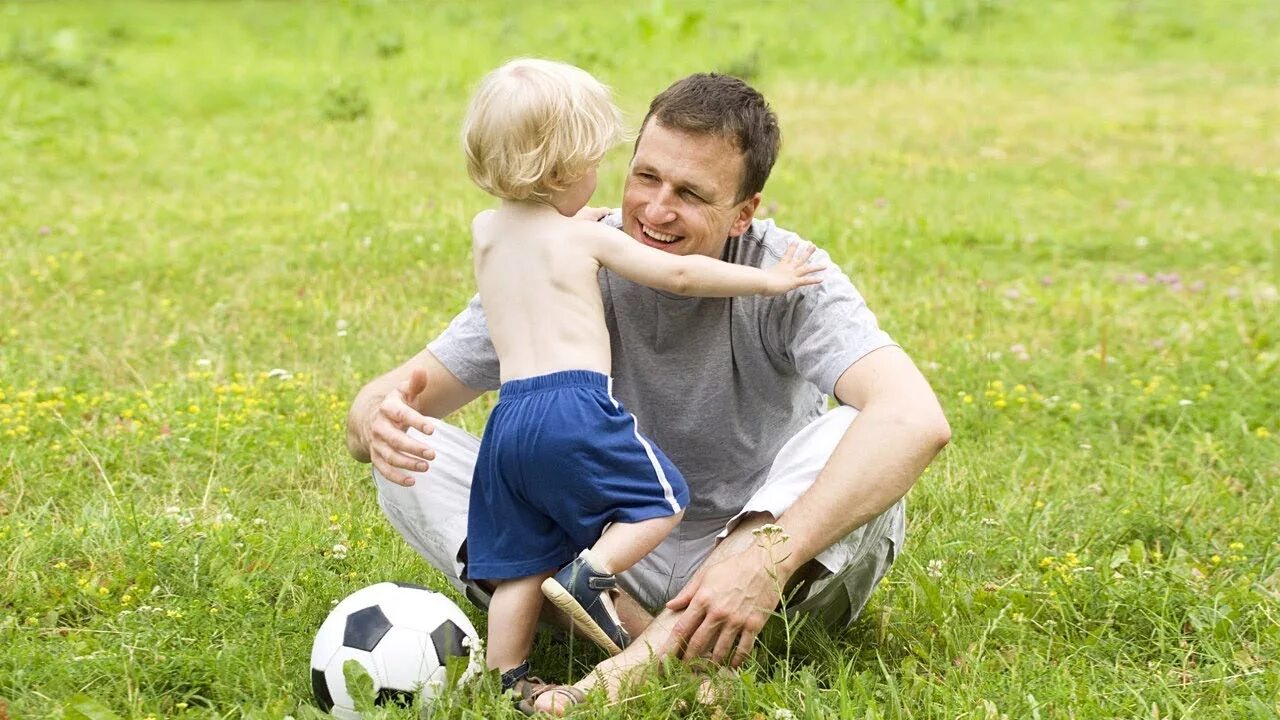 Папа и сын футбол. Папа с сыном играют в футбол. Футбол с сыном. Игра в футбол дети и родители.