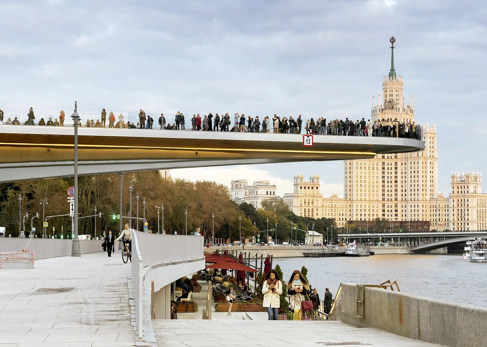 Public area. Парк Зарядье парящий мост. Парящий мост в Москве в парке Зарядье. Парк Зарядье смотровая площадка. Парк Заречье в Москве мост.