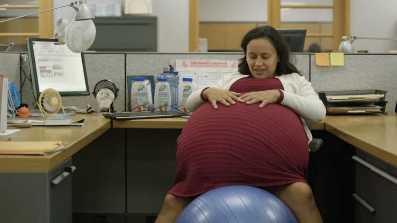 Беременные женщины рожают. Беременные с большим животом. Самые большие животы у беременных.