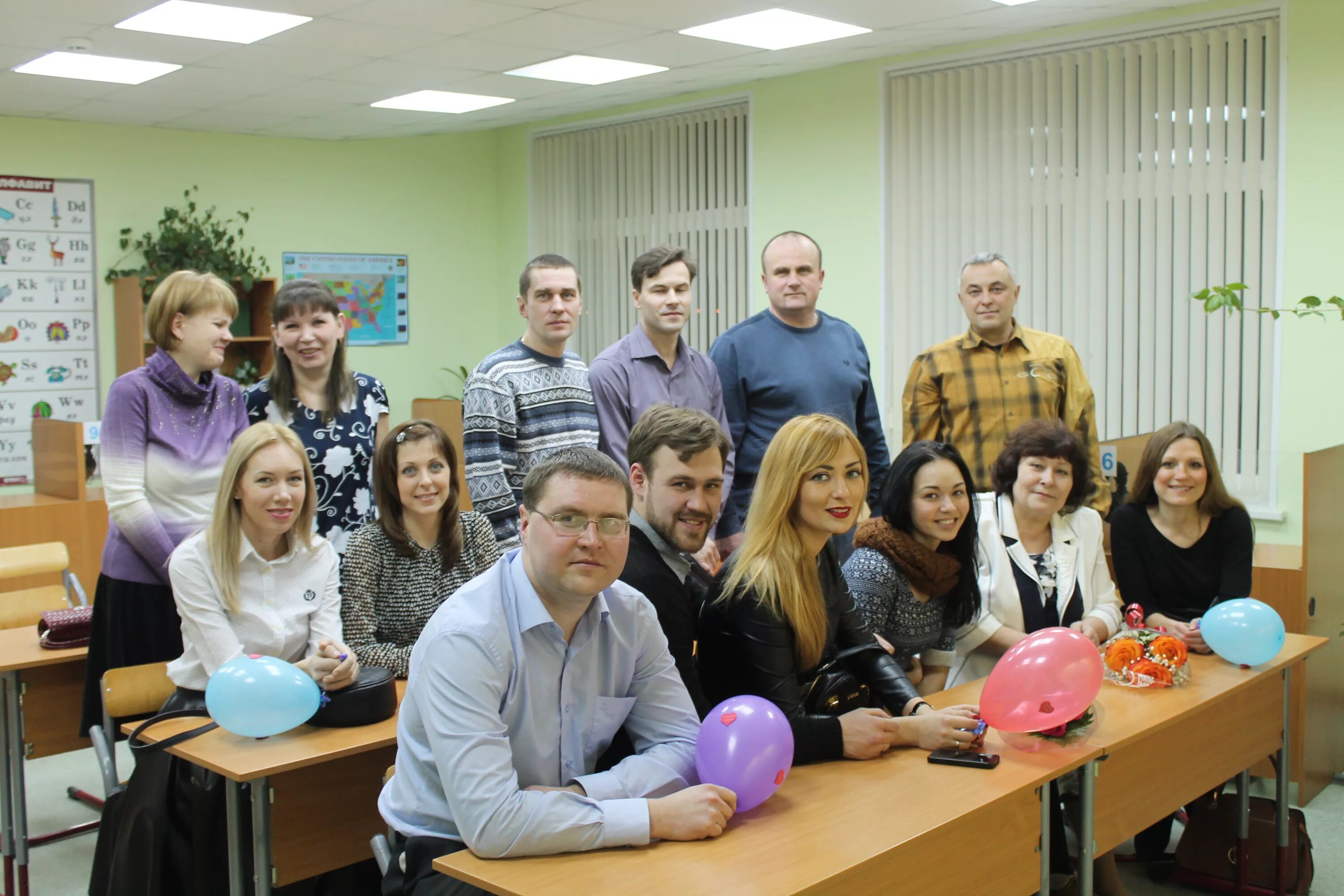 Фотозона встреча выпускников. Встреча бывших выпускников школы. Встреча выпускников. Встреча школьных выпускников. Встреча выпускников.