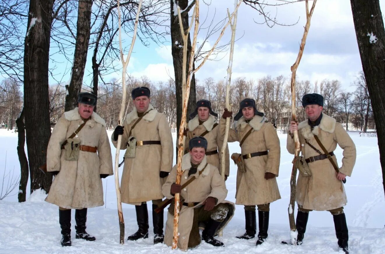 Слово овчинный. Бекеша армейский тулуп СССР. Тулуп бекеша РККА. Тулуп армейский постовой. Полушубок РККА 1941.