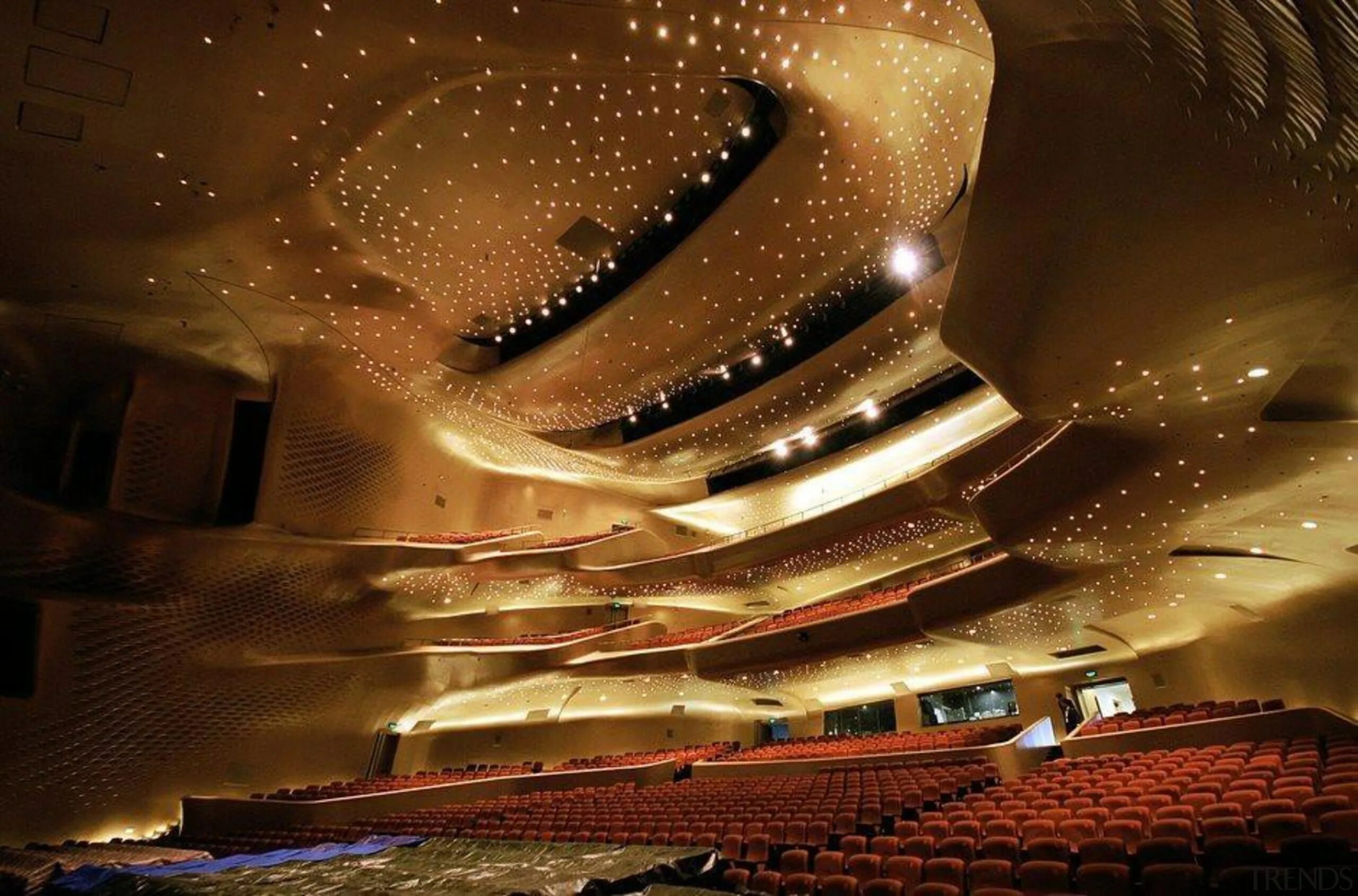 Вместимость самых больших концертных залов. Заха Хадид театр в Гуанчжоу. Заха Хадид Гуанчжоу оперный. Оперный театр в Гуанчжоу. Оперный театр, Гуанчжоу, Китай, 2010 Заха Хадид.