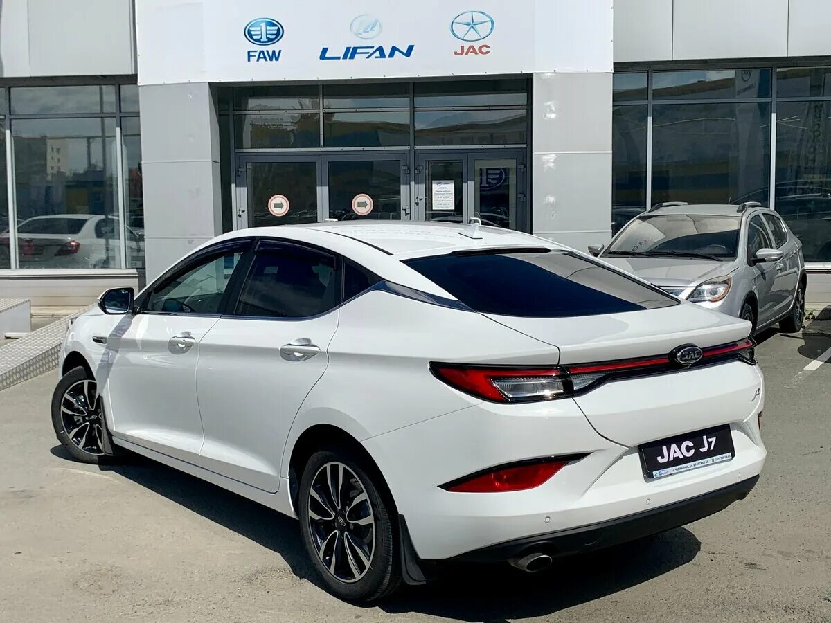 Jac j7 бампер. Машина jac j7 белый. jac j7 2025. jac седан j7. jac j7 габариты.