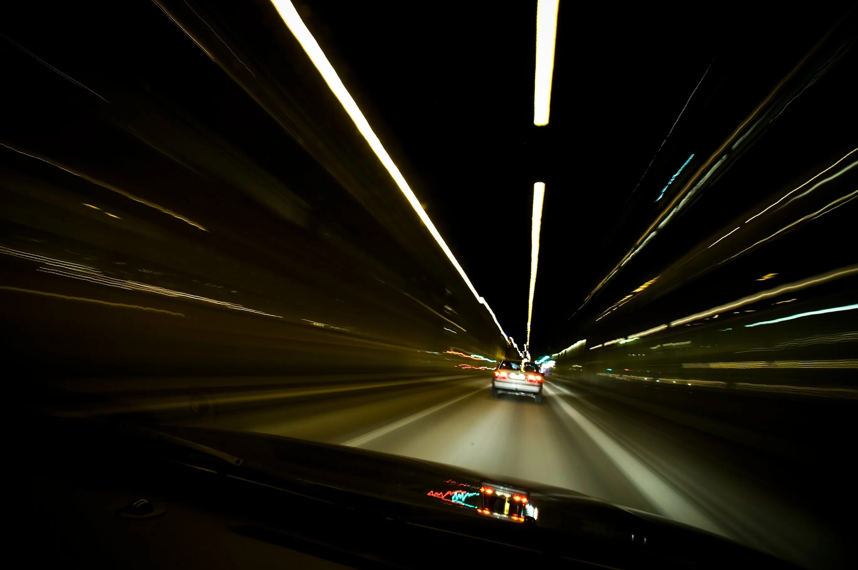 Парень быстрее скорости света. Машина на скорости. Ночная дорога. Ночь машина скорость. Дорога скорость.
